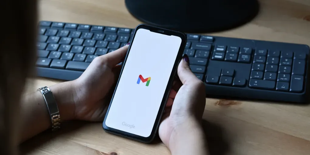 gmail app en un teléfono